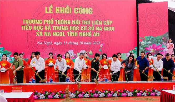 Le secrétaire général du Parti communiste du Vietnam (PCV), To Lam, et d'autres délégués, assistent à la cérémonie de lancement des travaux de l’école intégrée primaire-secondaire avec internat de Na Ngoi, dans la province de Nghê An (Centre). Photo: VNA