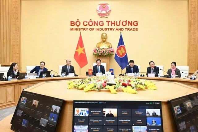 Le ministre de l'Industrie et du Commerce, Nguyên Hông Diên, assiste à la réunion spéciale en ligne des ministres de l'économie de l'ASEAN sur les négociations visant à moderniser l'accord sur le commerce des marchandises de l'ASEAN (ATIGA).