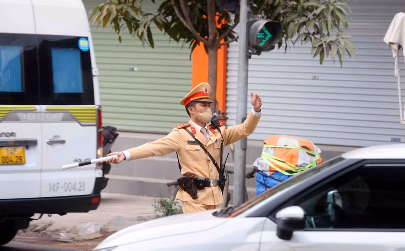Les forces de police locales ont contrôlé et sanctionné 12 303 infractions. Photo: VNA