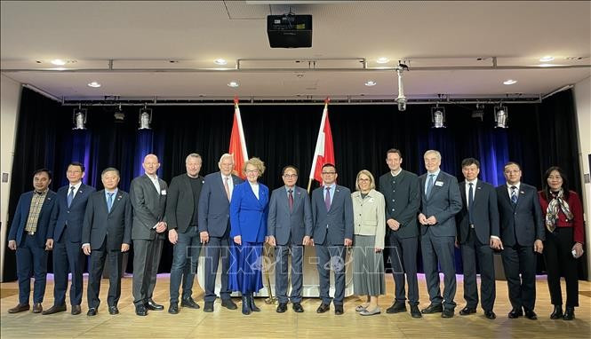 Délégués vietnamiens et autrichiens. Photo: VNA