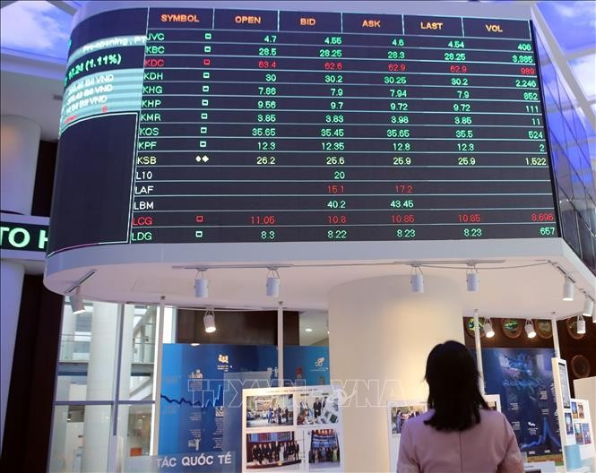 Des investisseurs suivent l'évolution du marché boursier. Photo: VNA