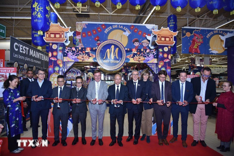Cérémonie d'inauguration de la Semaine des produits vietnamiens célébrant la Fête de la Mi-Automne au supermarché Carrefour de Verdun, dans le Grand Est, en France. Photo: VNA