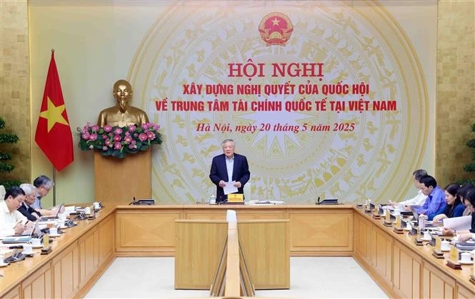 Le vice-Premier ministre permanent Nguyên Hoa Binh s'exprime lors de la conférence. Photo: VNA