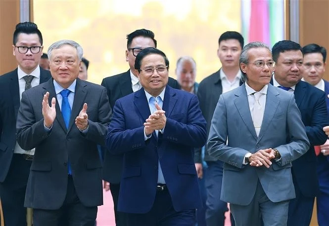 Le Premier ministre Pham Minh Chinh et des délégués. Photo: VNA