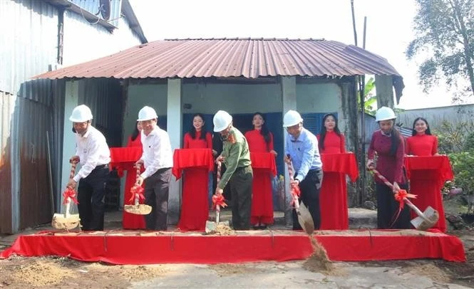 Lancement du programme d'élimination de l'habitat précaire à ville de Vi Thanh, province de Hâu Giang. Photo: VNA