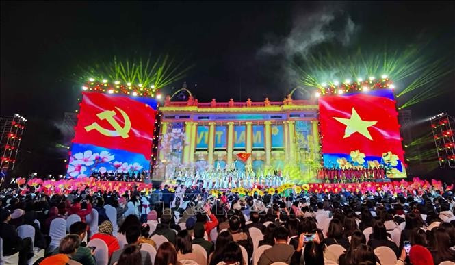 Le programme artistique « 95 ans - La lumière éclaire le chemin », tenu sur la place de la Révolution d'Août à Hanoï, à l'occasion du 95ᵉ anniversaire de la fondation du Parti communiste du Vietnam (PCV). Photo: VNA