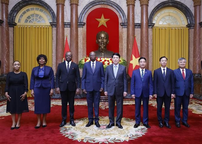 Le président Luong Cuong et les nouveaux ambassadeurs. Photo: VNA