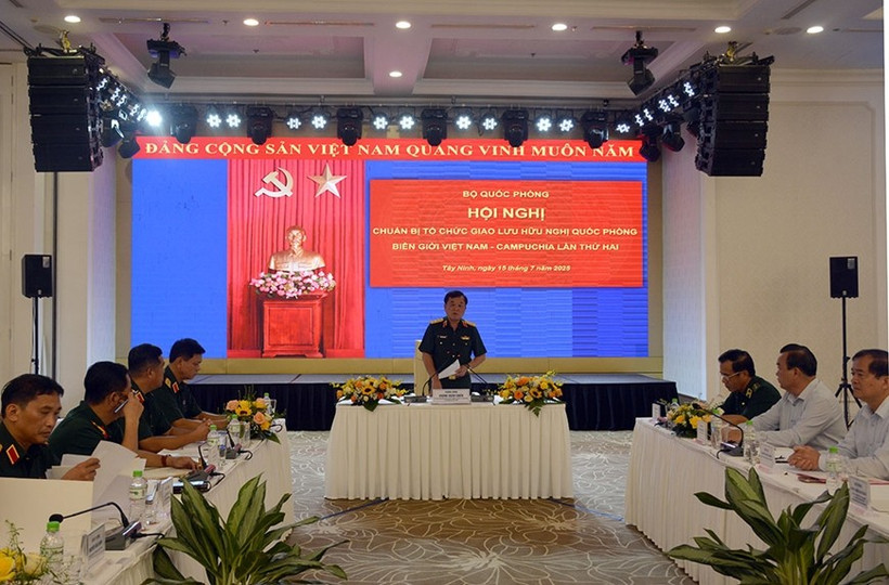 Le général de corps d’armée Hoàng Xuân Chiên, vice-ministre de la Défense, s'exprime lors de la réunion. Photo: VNA