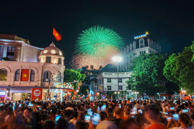 Des habitants de la capitale admirent un magnifique feu d’artifice au bord du lac Hoan Kiêm, à l’occasion du 80e anniversaire de la Fête nationale. Photo: VNA