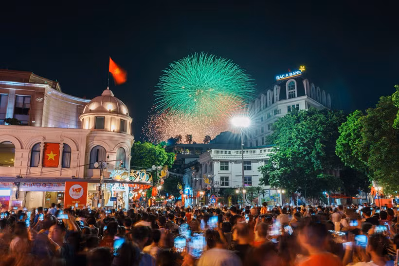 Des habitants de la capitale admirent un magnifique feu d’artifice au bord du lac Hoan Kiêm, à l’occasion du 80e anniversaire de la Fête nationale. Photo: VNA