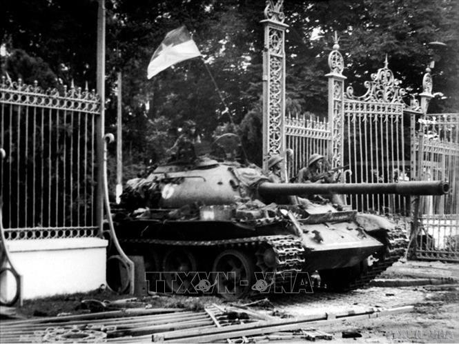 Le 30 avril, à 10h45, des tanks heurtèrent à la porte de fer du Palais d'Indépendance de l'administration fantoche de Sài Gon. photo: VNA