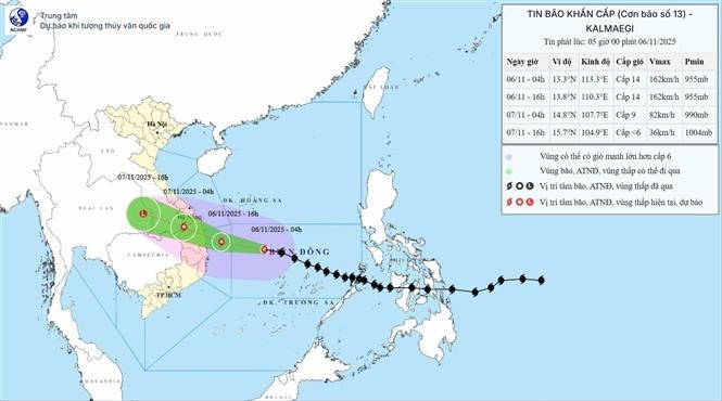 Selon le Centre national de prévision hydrométéorologique, le typhon Kalmaegi, la 13e tempête à se former en Mer Orientale cette année, continue de maintenir son intensité et sa trajectoire vers l’ouest-nord-ouest, tout en se rapprochant rapidement des côtes du Centre du Vietnam. Photo: VNA