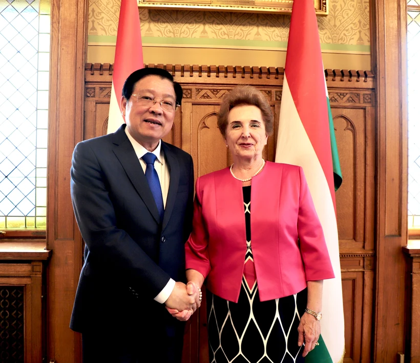 Phan Dinh Trac, membre du Politburo, secrétaire du Comité central (CC) du PCV et chef de la Commission centrale des affaires intérieures du PCV et Marta Mátrai, première vice-présidente de l'Assemblée nationale hongroise. Photo: VNA