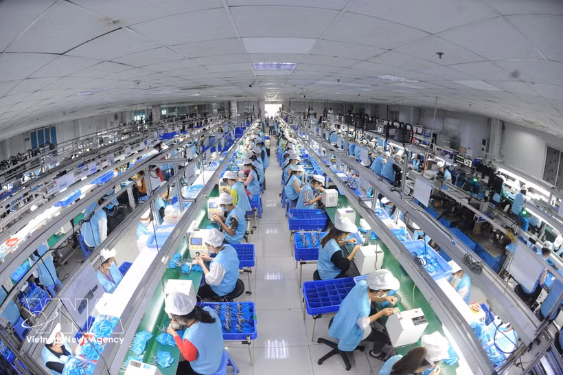 Chaîne de production électronique au sein de la société Suntech. Photo: VNA