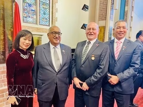 Le président par intérim de l’Association d’amitié Nouvelle-Zélande-Vietnam (NZVFA), Anand Satyanand (deuxième à gauche). Photo: VNA