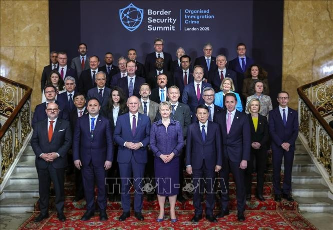 Le général Luong Tam Quang, ministre de la Sécurité publique, et les délégués au Sommet sur la sécurité des frontières à Londres, au Royaume-Uni. Photo: VNA