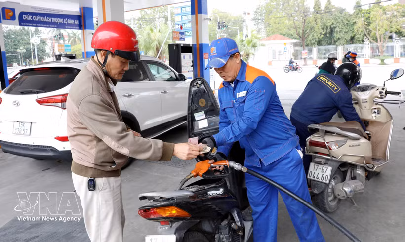 Le Premier ministre ordonne des mesures d'urgence pour sécuriser l'approvisionnement en carburant. Photo: VNA