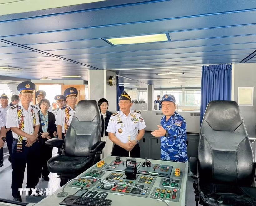 Un officier présente le navire CSB 8001 aux délégués indonésiens. Photo: VNA