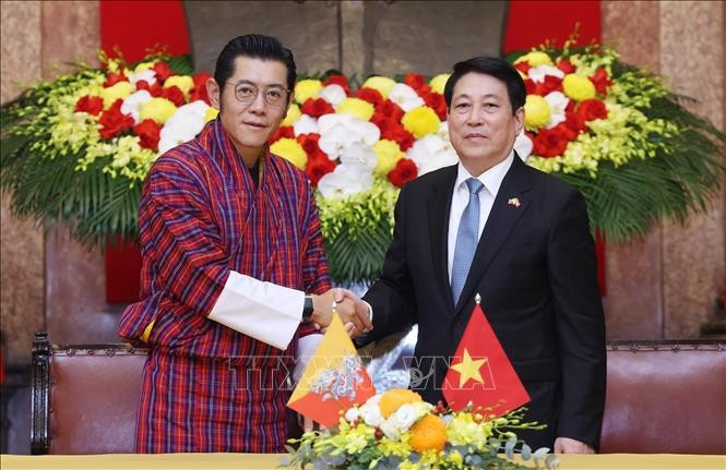 Le président vietnamien Luong Cuong (droite) et le roi du Bhoutan, Jigme Khesar Namgyel Wangchuck. Photo: VNA