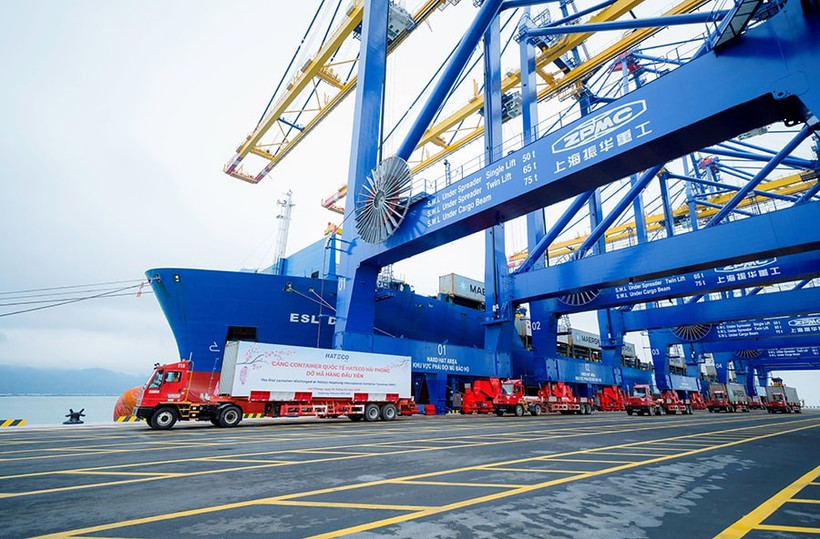 En 2025, la valeur des exportations a progressé de 17 % sur un an, propulsant le pays parmi les 15 plus grandes nations exportatrices au monde. Photo: hanoimoi.vn