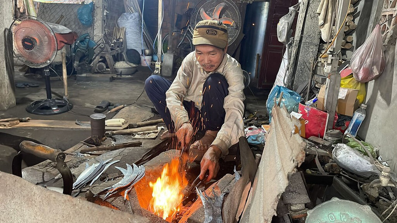 L'artisan Nguyên Dô chauffe le fer pour façonner le produit. Photo: CTV/CVN