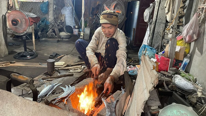 L'artisan Nguyên Dô chauffe le fer pour façonner le produit. Photo: CTV/CVN