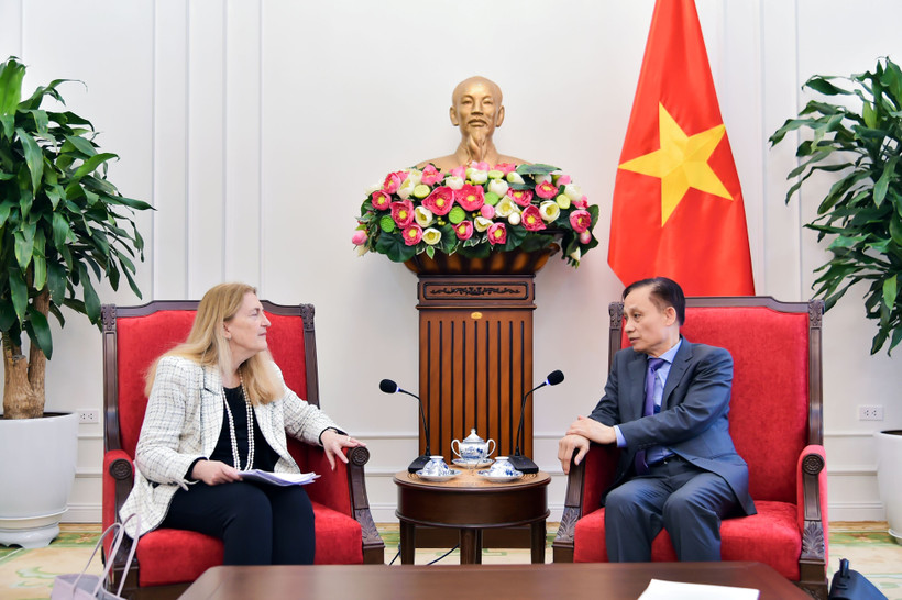 Le ministre des Affaires étrangères (AE), Lê Hoai Trung (droite) et Helene Budliger Artieda, secrétaire d’État suisse à l’économie, à la formation et à la recherche de la Suisse. Photo: Ministère vietnamien des Affaires étrangères