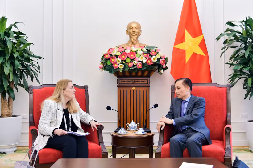 Le ministre des Affaires étrangères (AE), Lê Hoai Trung (droite) et Helene Budliger Artieda, secrétaire d’État suisse à l’économie, à la formation et à la recherche de la Suisse. Photo: Ministère vietnamien des Affaires étrangères