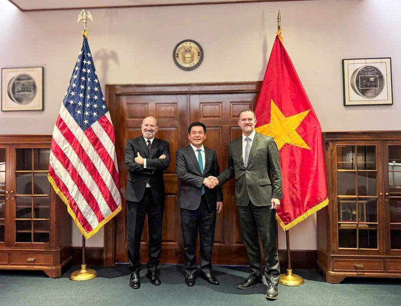 Le ministre de l’Industrie et du Commerce, Nguyên Hông Diên, négociateur en chef du gouvernement (milieu), le secrétaire américain au Commerce, Howard Lutnick (gauche) et l'ambassadeur Jamieson Greer, représentant américain au Commerce (droite). Photo: VNA 