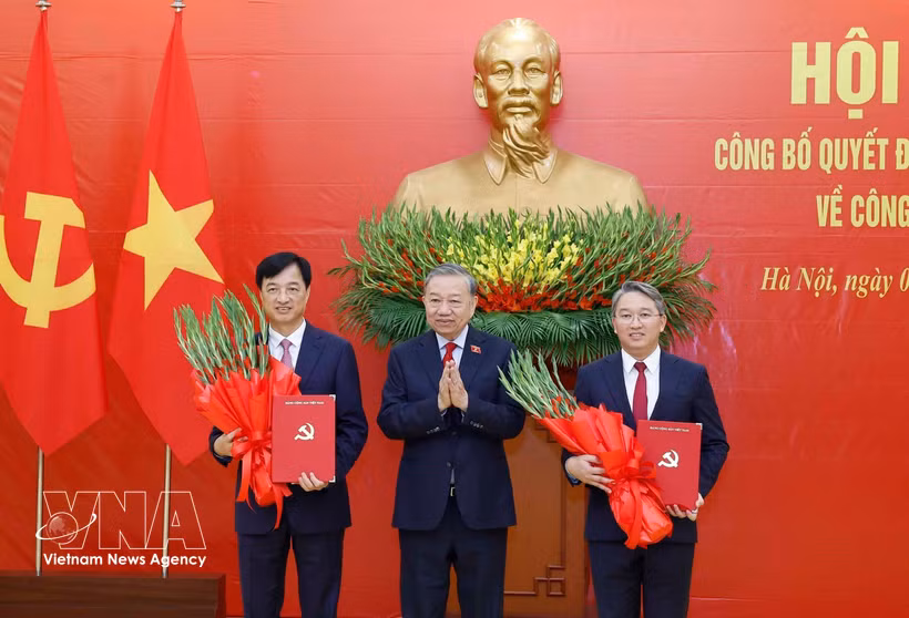 Le secrétaire général du Parti et président de la République, To Lam (milieu), remet des décisions à Nguyen Duy Ngoc (gauche) et à Nguyen Hai Ninh (droite). Photo: VNA