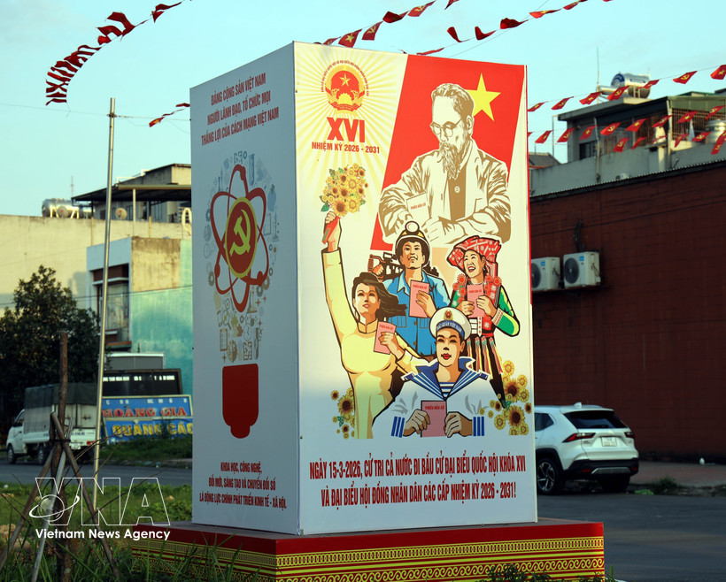 L'emblème officiel des élections déployé sur les axes routiers du quartier de Ha Lam, province de Quang Ninh. Photo: VNA