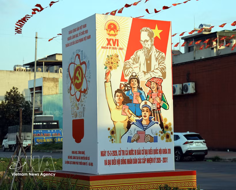 L'emblème officiel des élections déployé sur les axes routiers du quartier de Ha Lam, province de Quang Ninh. Photo: VNA