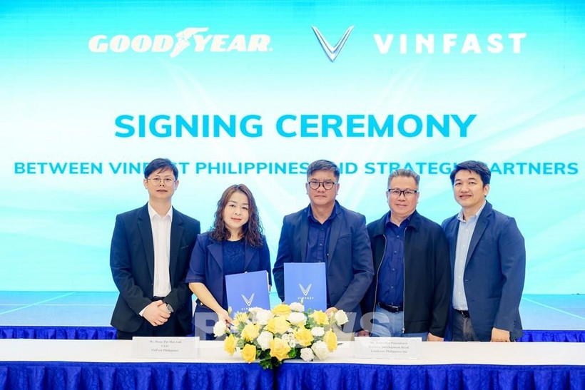 VinFast, le plus grand constructeur vietnamien de véhicules électriques (VE), signe les accords de coopération avec quatre partenaires prestigieux aux Philippines : Goodyear Philippines, Tire King and Rubber Products, Power Tread Services et Marcjan Cavite, en vue d’établir plus de 100 véritables ateliers de service VinFast aux Philippines en 2025. Photo: VinFast
