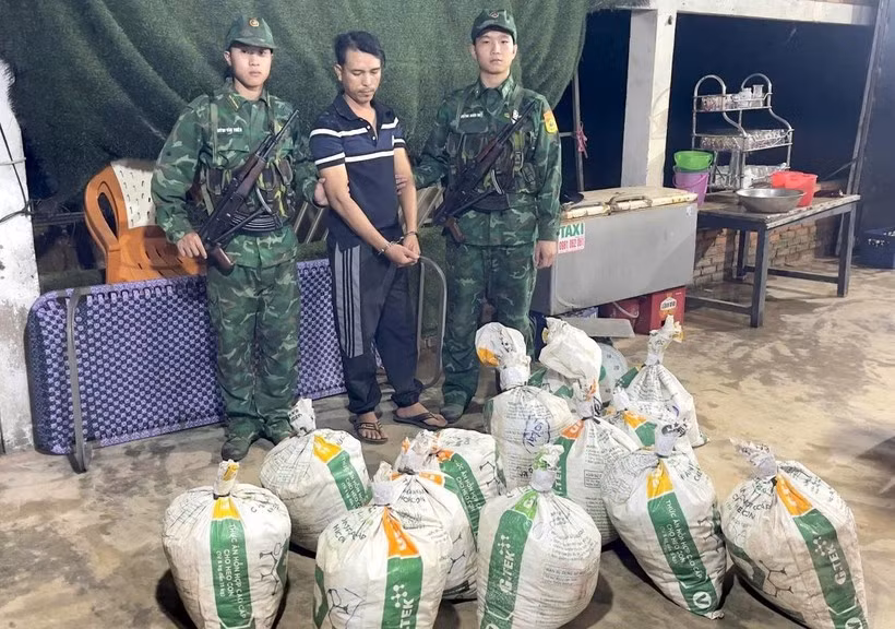 Pham Van Hau et ses objets saisis. Photo: Le ministère de la Sécurité publique