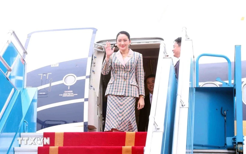 La Première ministre thaïlandaise Paetongtarn Shinawatra à l'aéroport international Nôi Bai, à Hanoi. Photo: VNA