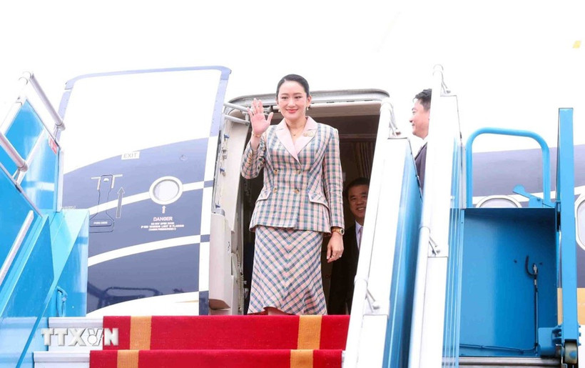 La Première ministre thaïlandaise Paetongtarn Shinawatra à l'aéroport international Nôi Bai, à Hanoi. Photo: VNA