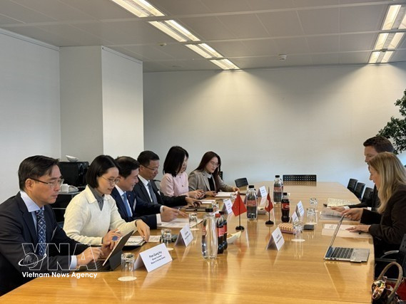 La délégation vietnamienne et des représentants suisses. Photo: VNA