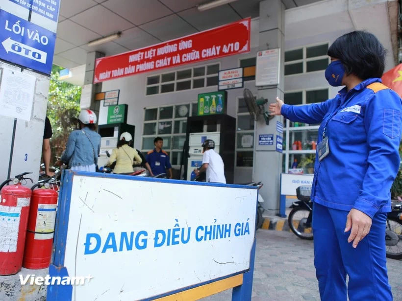 Nouvelle baisse des prix des carburants depuis l’après-midi du 8 mai. Photo: VietnamPlus