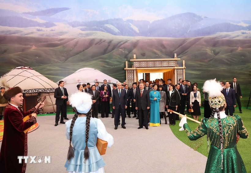 Le leader du Parti Tô Lâm et son épouse se rendent au village ethnique « Huns » au Kazakhstan. Photo: VNA