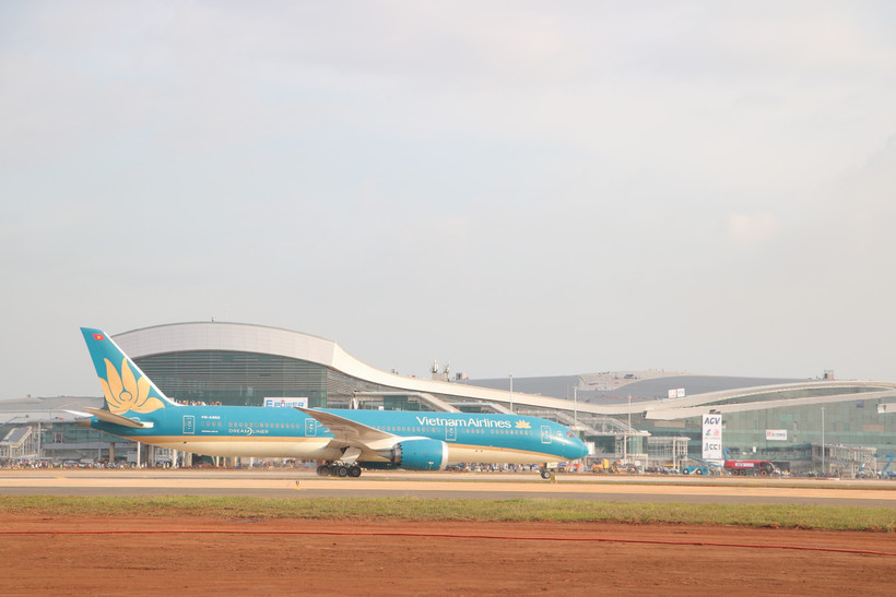 Un gros-porteur Boeing 787-9 de la compagnie Vietnam Airlines atterrit en toute sécurité à l'aéroport international de Long Thanh lors d'un vol d'essai le 15 décembre. Photo : VNA