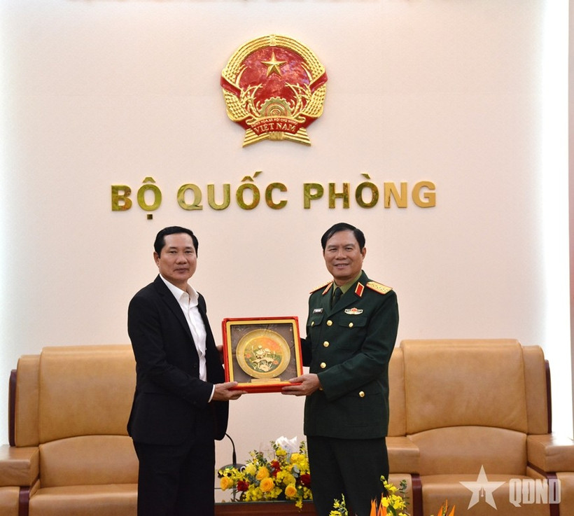 Le général Nguyen Tan Cuong, chef d’état-major général de l’Armée populaire du Vietnam et vice-ministre de la Défense (droite) et le général de corps d’armée Saichay Kommasith, vice-ministre lao de la Défense et chef d’état-major général de l’Armée populaire lao, en visite au Vietnam. Photo: qdnd.vn
