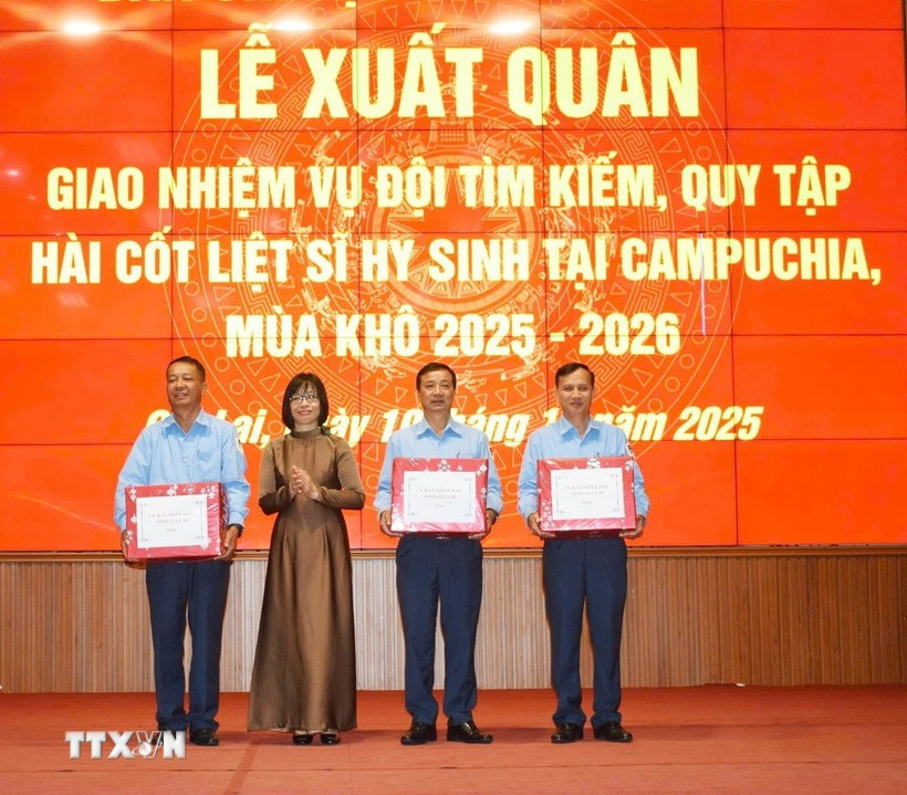 Cérémonie de départ et de remise de mission à l'Équipe chargée de la recherche et du rapatriement des restes des martyrs tombés au Cambodge (K52), pour la saison sèche 2025-2026. Photo: VNA