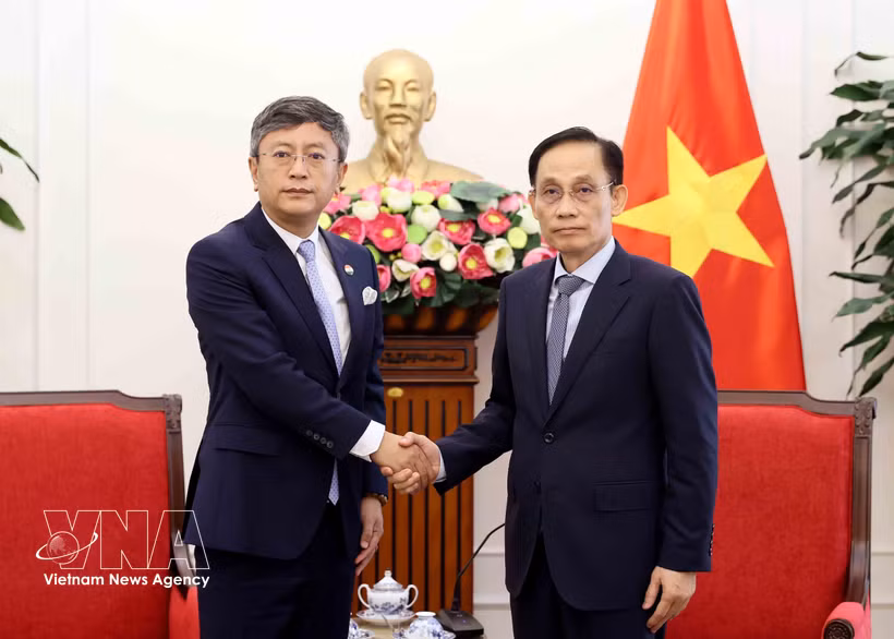 L’ambassadeur de l’Inde au Vietnam, Tshering Sherpa (gauche) et le ministre vietnamien des Affaires étrangères, Lê Hoai Trung, le 15 juillet à Hanoi. Photo: VNA