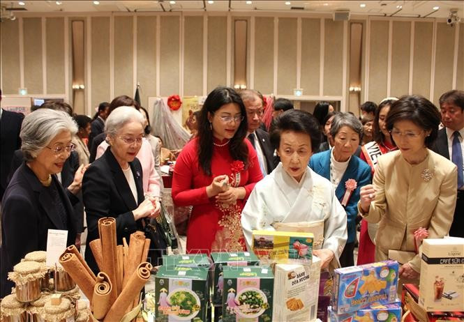 Les produits vietnamiens présentés à la foire caritative organisée à Tokyo par la Société d’amitié des femmes d’Asie-Pacifique (Asia-Pacific Ladies Friendship Society – ALFS). Photo: VNA