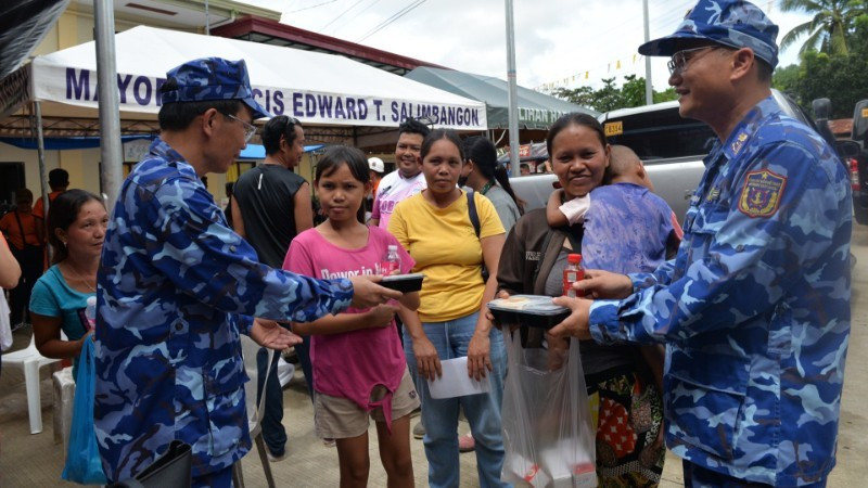 La Garde côtière du Vietnam apporte son soutien humanitaire aux Philippines pour faire face aux conséquences du super typhon Bualoi et d’un puissant séisme de magnitude 6,9, qui ont gravement touché plusieurs localités de la ville de Cebu. Photo: nhandan.vn