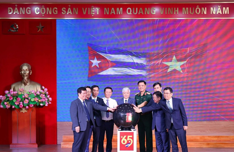 La campagne de collecte de fonds « 65 ans de solidarité Vietnam – Cuba ». Photo: VNA