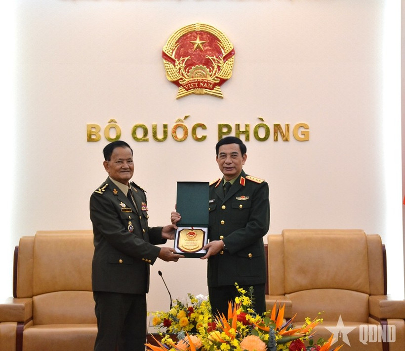 Le général Phan Van Giang, membre du Bureau politique, secrétaire adjoint de la Commission militaire centrale, ministre de la Défense (droite) et le général Prum Din secrétaire d'État au ministère cambodgien de la Défense. Photo: qdnd.vn