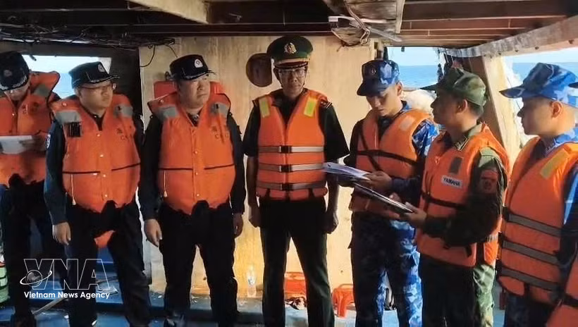 Remise de pêcheurs et de bateaux en détresse aux autorités chinoises. Photo: VNA