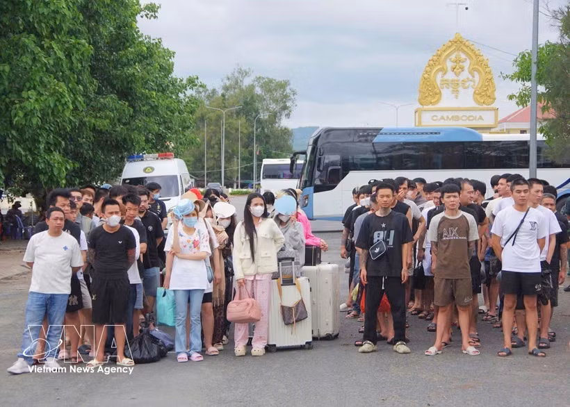 An Giang reçoit 109 citoyens vietnamiens remis par le Cambodge. Photo: VNA