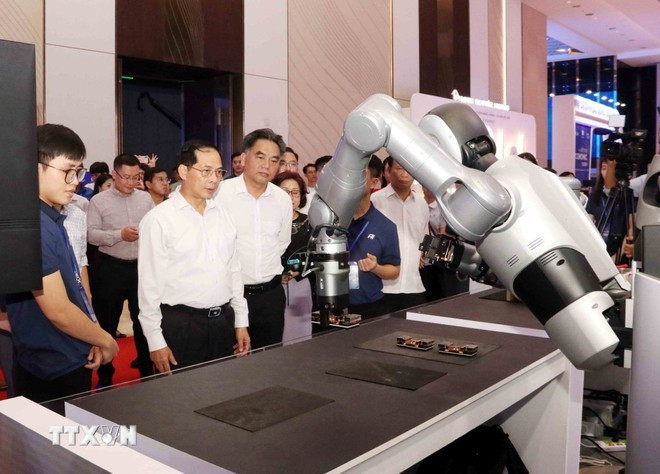 Le vice-Premier ministre Bui Thanh Son inspecte les préparatifs du Forum économique d'automne 2025